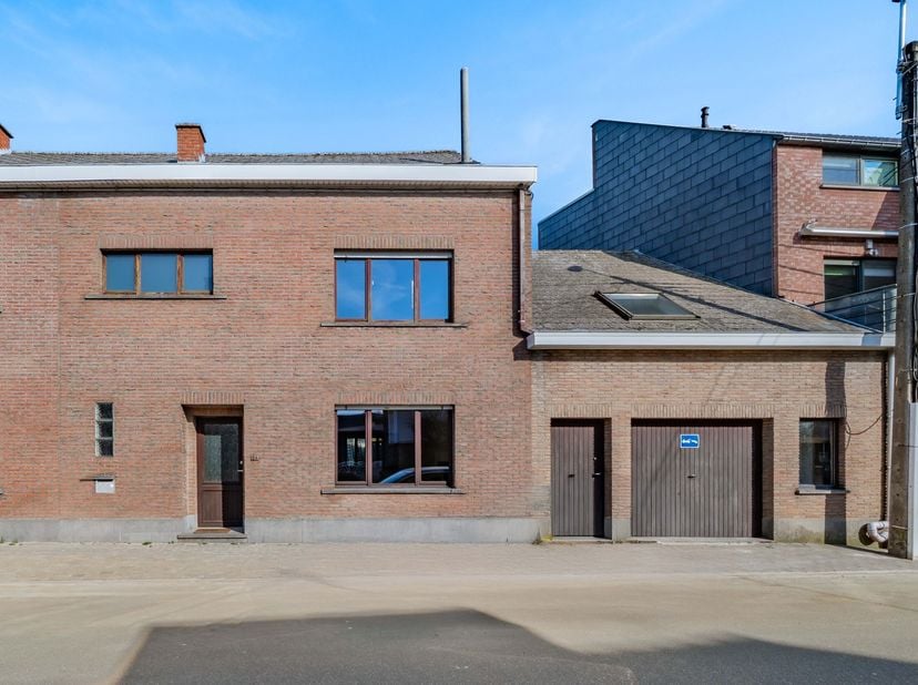 Charmante te renoveren woning met vier slaapkamers en een gezellige zonnige tuin met terras en groot tuinhuis, ideaal voor een gezin dat de woning naa