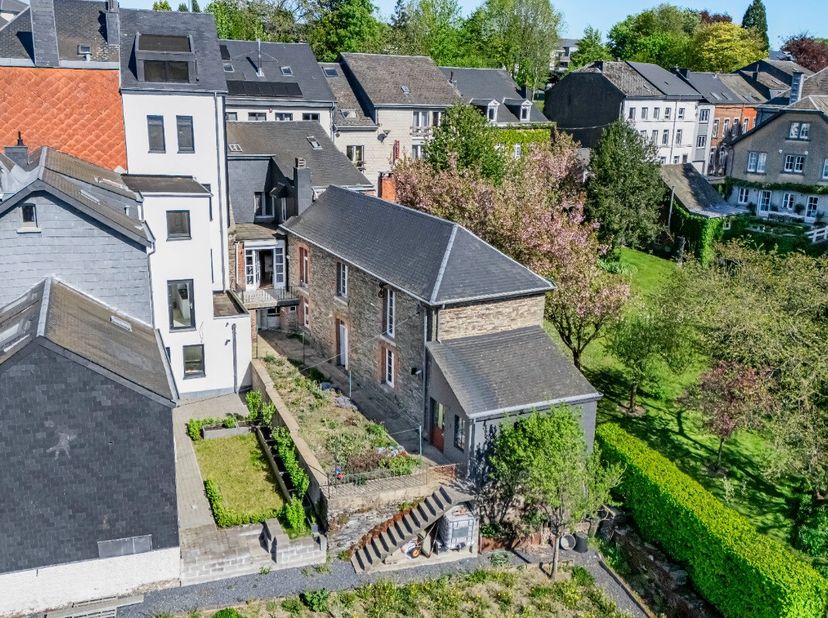 ERA B-LUX vous présente cette maison 3 chambres, idéalement située en plein centre de Neufchâteau, à proximité immédiate des commerces, des écoles, de