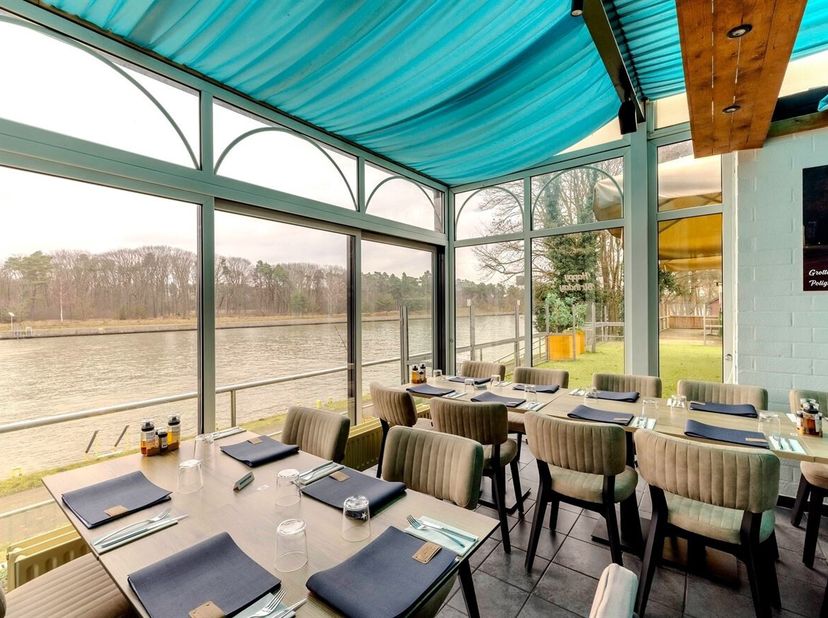 Restaurant avec hébergement de vacances bénéficiant d'un emplacement unique au bord du canal Albert<br />
Ce restaurant avec hébergement de vacances b