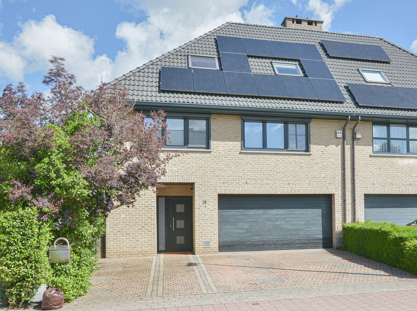 Maxime Real Estate stelt een instapklare 3-gevelwoning voor nabij het centrum van Sterrebeek. <br />
Deze is centraal gelegen nabij verbindingswegen,