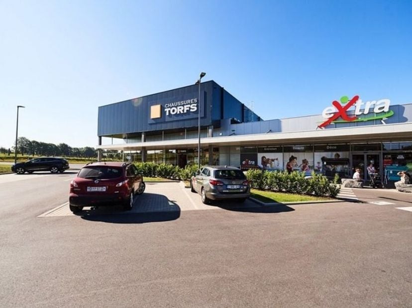 Dit handelscomplex in Libramont-Chevigny biedt je de mogelijkheid om te ondernemen op een zichtlocatie met een bewezen klantenstroom. De site facilite