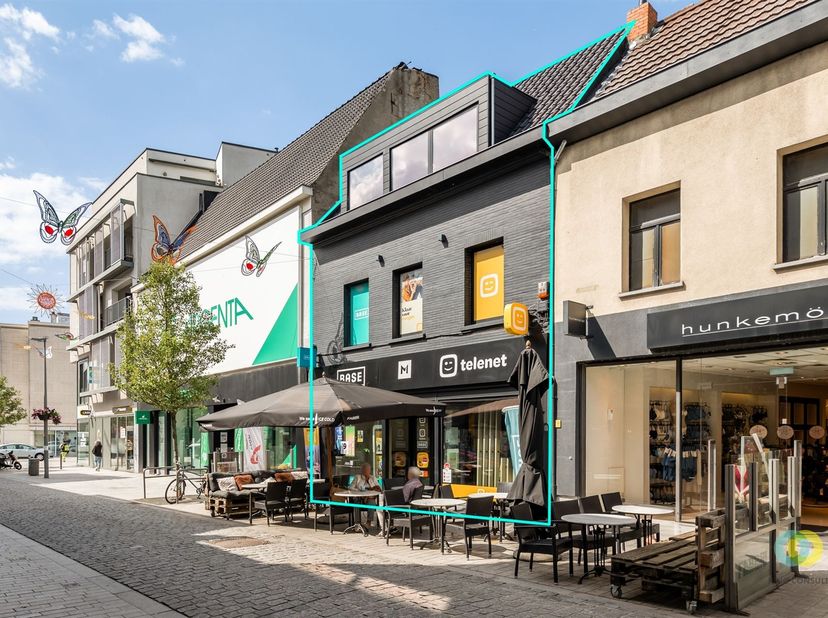 Cet immeuble commercial entièrement rénové (année de rénovation : 2019) constitue une opportunité unique pour les investisseurs à la recherche d'un bi