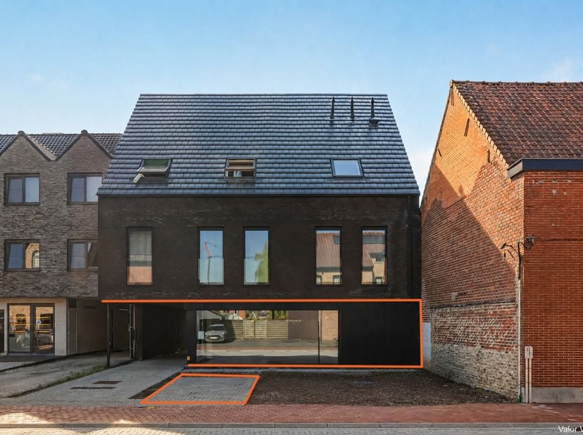 Bent u op zoek naar een stijlvolle en instapklare commerciële ruimte op een uitstekende locatie? Deze moderne handelsruimte van ongeveer 75 m² bevindt