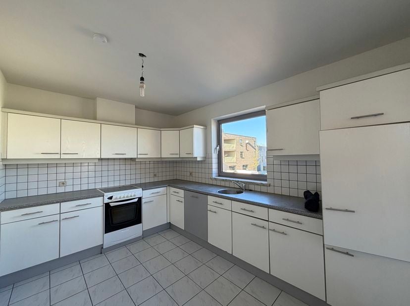 Dit uitzonderlijk ruime en lichtrijke appartement van 174 m² biedt alle comfort voor aangenaam wonen. Het beschikt over 3 volwaardige slaapkamers en e