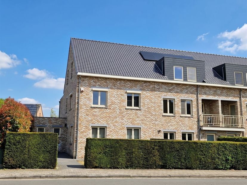 Bent u op zoek naar een ruime gezinswoning te centrum Heist met station, winkels en scholen op wandelafstand. Lees dan zeker verder. Deze woning op 32
