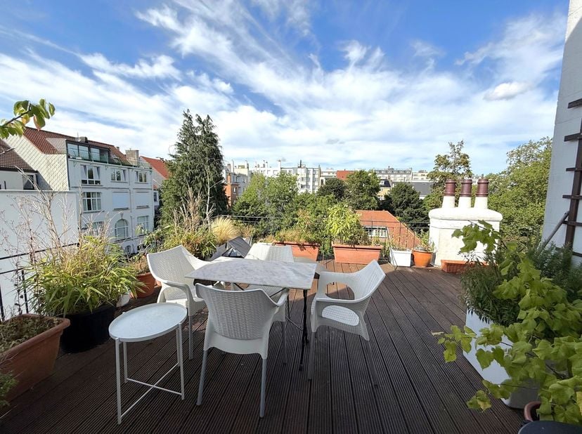 MONTGOMERY/PARC DU CINQUANTENAIRE: In een prachtig, volledig gerenoveerd herenhuis uit 1900, elegant appartement met 1 slaapkamer, 1 badkamer met inge
