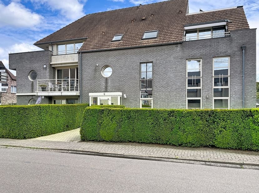 In het bruisende centrum van Bree bevindt zich dit appartement met 2 slaapkamers. Het appartement is gelegen op de 1e verdieping en is toegankelijk vi