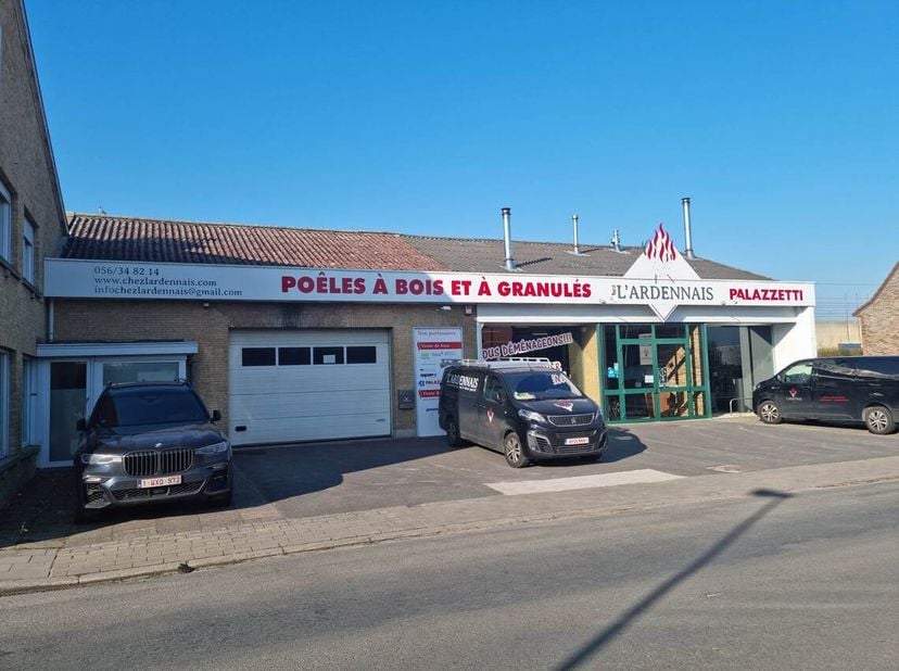 Très belle surface commerciale comprenant un showroom de 180m² ainsi qu’un atelier de 220 m².<br />
Belles vitrines, parking privé le long d’un axe ro