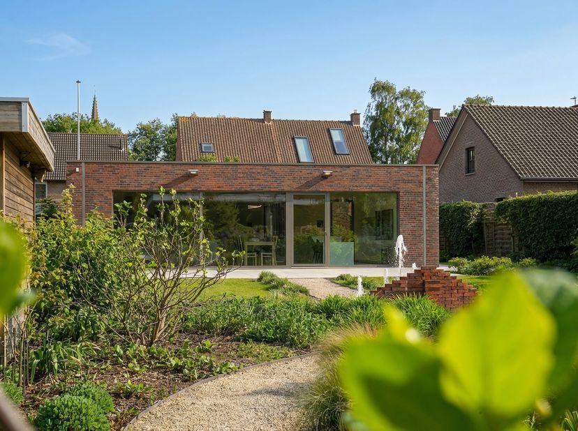Zeer rustig en toch centraal gelegen, in de nabijheid van winkels, invalswegen en het centrum van Rumbeke, bevindt zich deze hedendaagse en energiezui