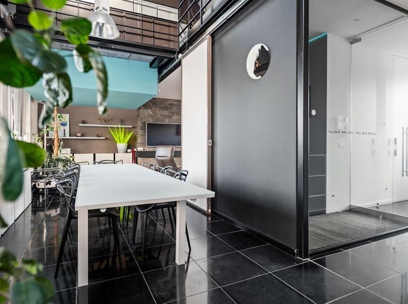 Deze unieke duplex-loft is gelegen op wandelafstand van het centrum van Wijnegem, nabij het Gemeentepark Wijnegemhof en Ternesse Golf, met een vlotte