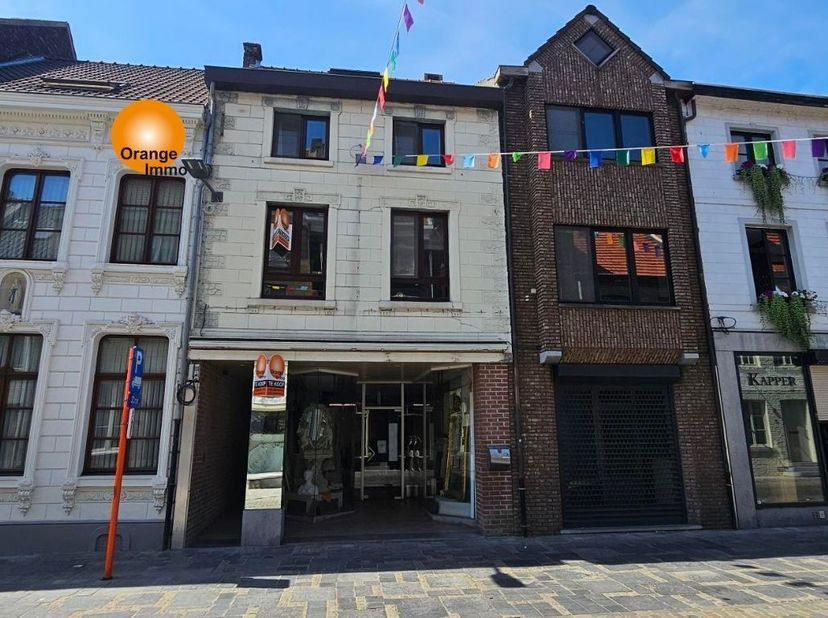 Ruime woning met 4 slaapkamers en garage in het centrum van Maaseik<br />
<br />
Deze woning beschikt op het gelijkvloers over een inkomhal, een hande