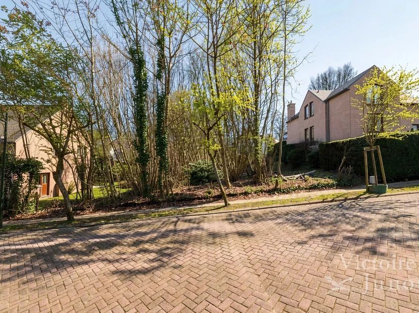 Dans un charmant clos, idéalement situé, Victoire-Junot vous présente ce terrain à bâtir exposé plein Sud, de ±7.15 ares. Possibilité d'y construire u