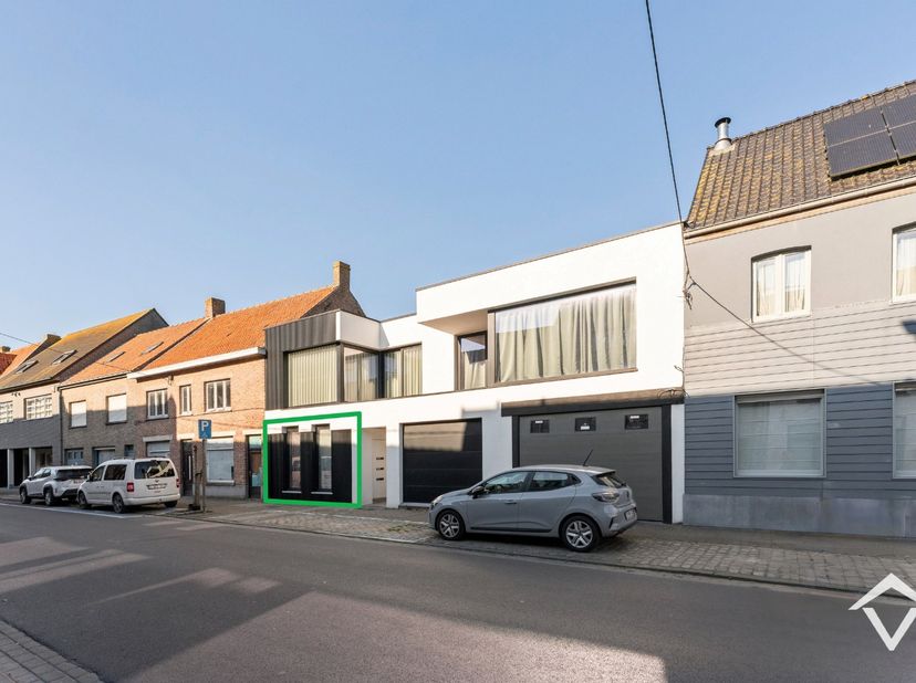 Dit mooi instapklaar appartement is gelegen op het gelijkvloers van een kleine residentie te Leke, bestaande uit 3 appartementen. <br />
<br />
Het ap