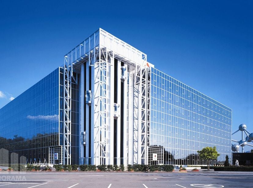 Le bureau moderne de 340 m² au premier étage est situé dans un emplacement d’affaires de premier ordre, entouré de verdure, au pied de l’Atomium, avec