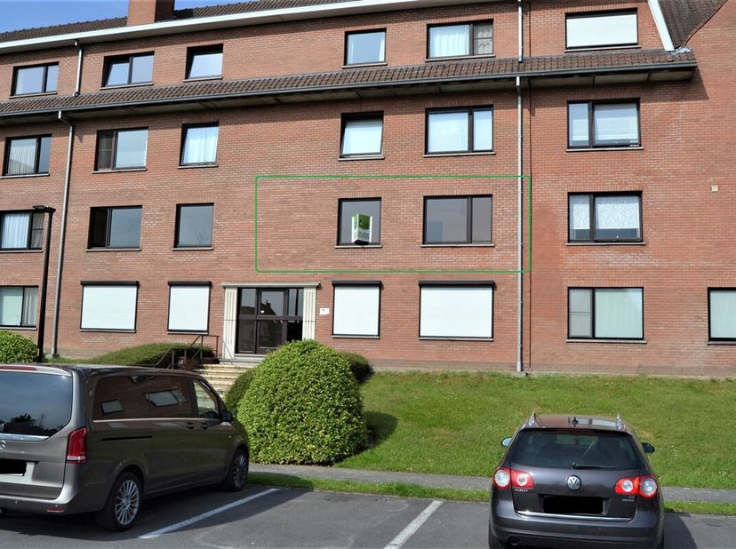 Dit pas gerenoveerde appartement bevindt zich in een rustige wijk en toch vlakbij alle belangrijke invalswegen. Via de ruime inkomhal met apart toilet