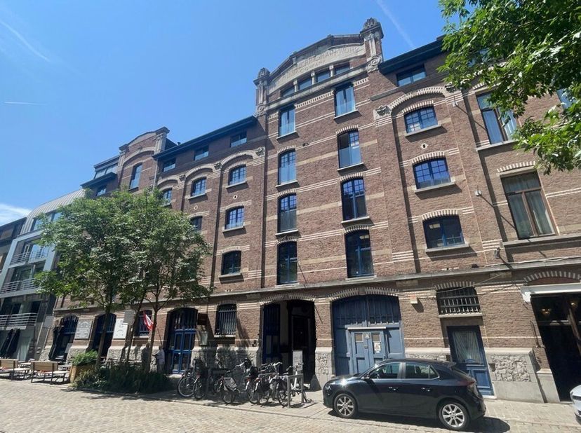 485m² kantoorruimte op 2e verdieping met privatief terras<br />
Ligging: vlakbij het MAS en de jachthaven; tramhalte op wandelafstand<br />
Specificat