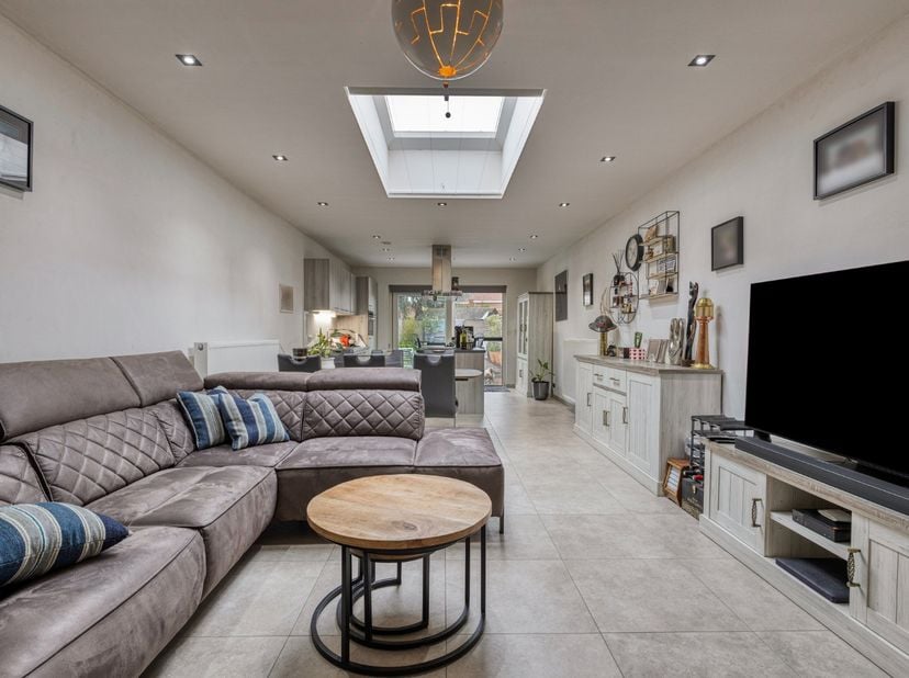 In de Kouterweg te Emelgem bieden wij u deze gezellig ingerichte rijwoning aan, gelegen op een rustige locatie met een vlotte verbinding naar het cent