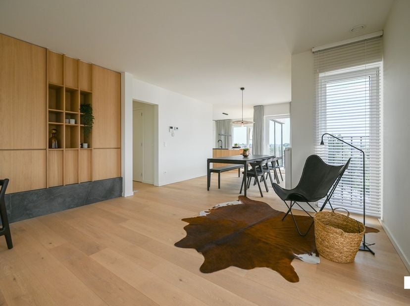 Ontdek dit prachtige penthouse op de vijfde verdieping van residentie 'Ingelgoed' in hartje Ingelmunster. Met drie slaapkamers, een ruime lichtrijke l