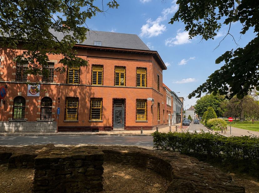 Binnen de historische site De Vrijheid bevindt zich dit uitzonderlijk gerenoveerde burgerhuis met atelier, ondergebracht in de voormalige dekenij en g