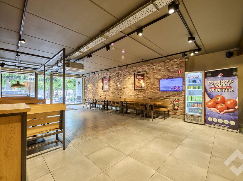 Zeer mooi handelspand (202 m²) met een ruime kelder (157 m²) gelegen aan het gezellige dorpsplein in hartje Lommel! <br />
Dit recente pand staat te k