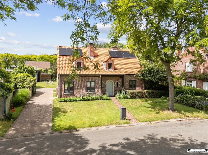 Située dans un cul-de-sac tranquille dans un emplacement de premier choix à Rijkevorsel, vous trouverez cette maison de campagne de caractère sur un t