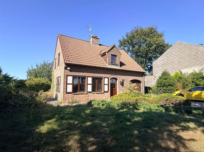 Très belle villa 4 façades de +/- 120 m² implantée sur un terrain de 12 ares, idéalement située à proximité des axes autoroutiers et à seulement 10 mi