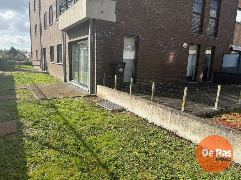 DENDERLEEUW – Recent gelijkvloers appartement met tuin<br />
Dit recent gebouwde gelijkvloers appartement bevindt zich in een rustige en groene woonom