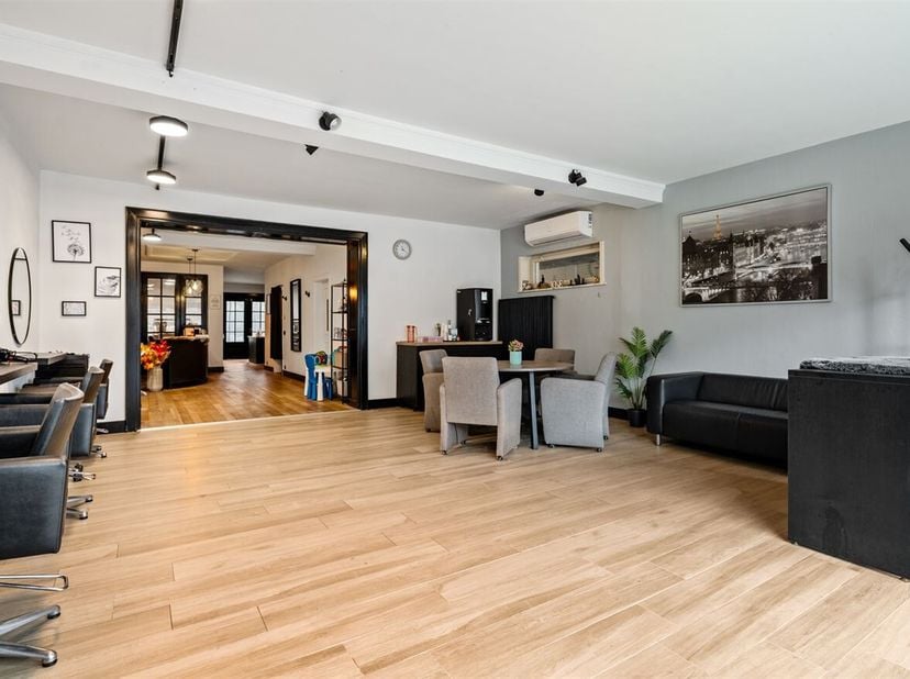 ·19 zonnepanelen<br />
·Elektriciteit conform<br />
·Dak volledig geïsoleerd<br />
·4 slaapkamers en 2 badkamers<br />
·Privé tuin en terras , parkeer