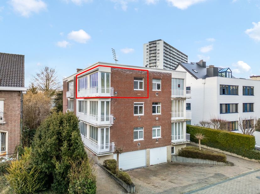 Volledig gerenoveerd appartement op de tweede verdieping met een moderne en lichtrijke uitstraling, gelegen aan de Kardinaal Mercierlaan te Heverlee.