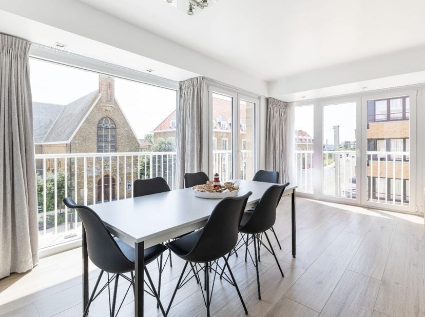 Te koop: Prachtig hoekappartement met zijdelings zeezicht Prachtig gerenoveerd hoekappartement met een uitstekende lichtinval dankzij de gunstige ligg