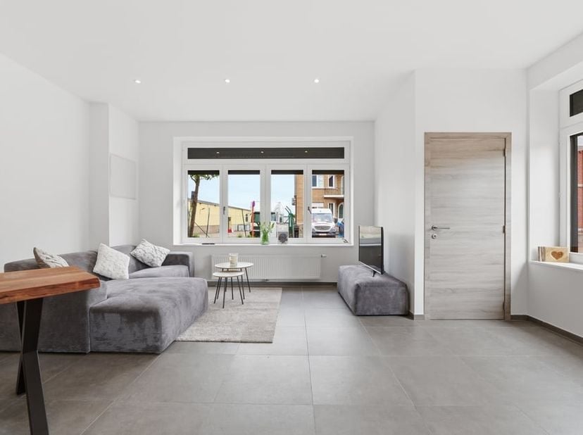 Welkom in deze knappe gerenoveerde woning, gelegen op slechts 800 meter van het bruisende centrum van Sint-Truiden. Naast de centrale ligging kan men