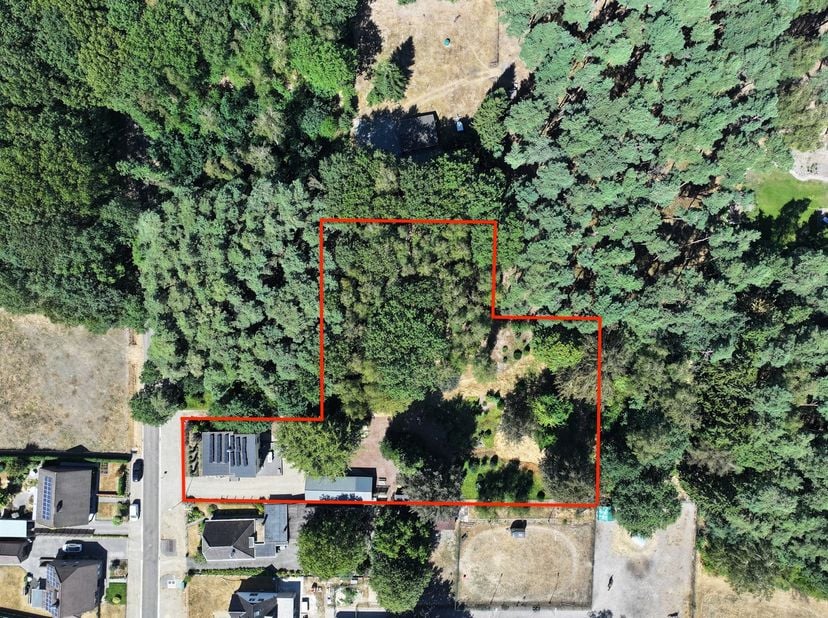 Verscholen in het groen van&amp;nbsp;Zutendaal (gehucht Gewaai) bevindt zich deze&amp;nbsp;volledig gerenoveerde woning&amp;nbsp;op een uitzonderlijk perceel van