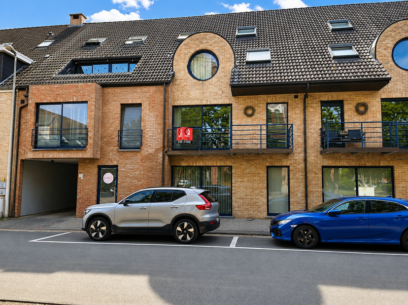 Appartement op de 1ste verdieping met 2 slaapkamers, 2 balkons en autostaanplaats op een zeer centrale ligging gelegen te Schoot (Tessenderlo-Ham).<br