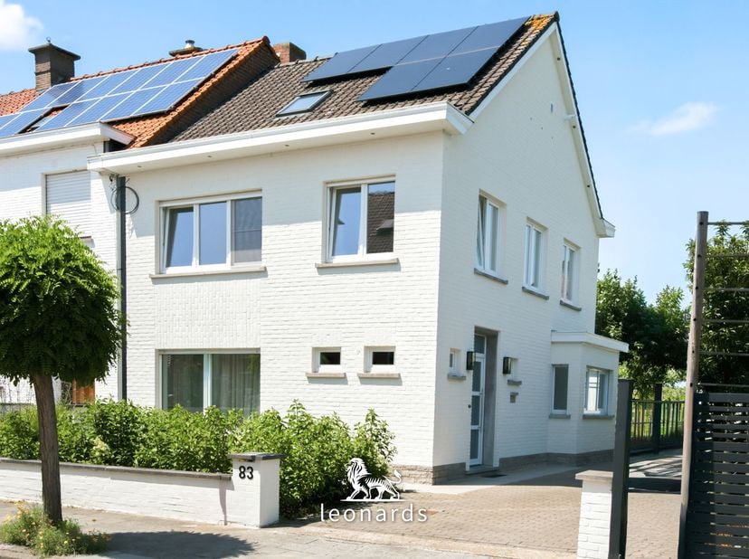 Deze volledig gerenoveerde woning biedt een zee aan licht en ruimte.<br />
Bij het betreden van de inkomhal, met gastentoilet, sanitaire ruimte en ves
