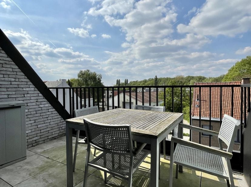 Op een vlot bereikbare locatie in Kuurne bevindt zich dit prachtig afgewerkte dakappartement met drie slaapkamers in Residentie César. Vrij op 1 augus
