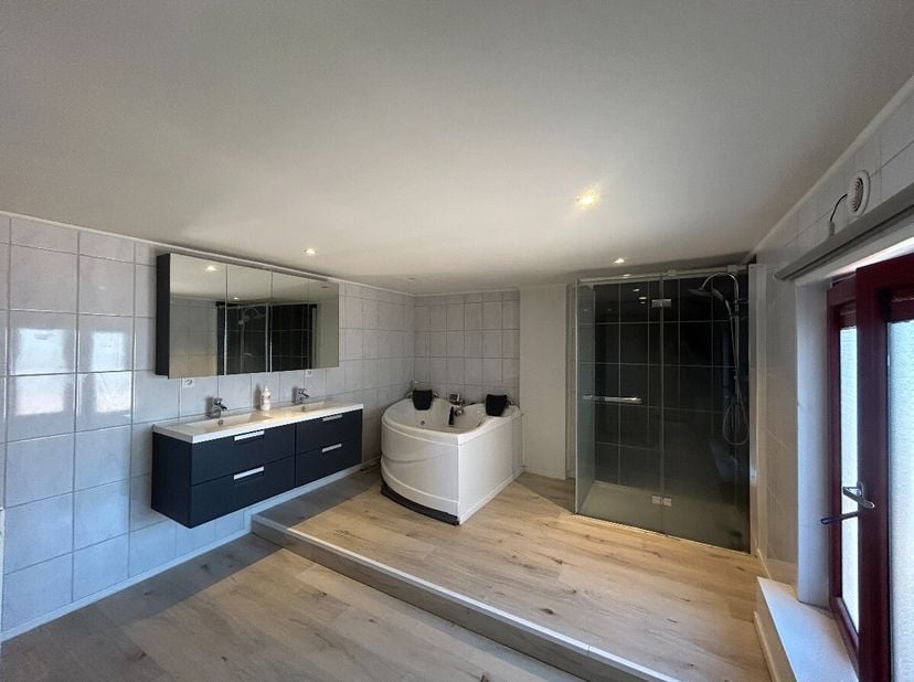 Appartement met 2 slaapkamers te huur in Leopoldsburg:Indeling: inkomhal, woonkamer, keuken, badkamer, 2 slaapkamers, zolder en terrasUitstekende ligg