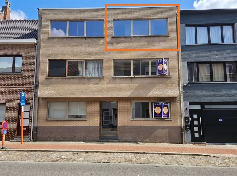 Dit instapklare 1-slaapkamerappartement bevindt zich aan de Sint-Bernardsesteenweg 55-57 in Hemiksem. <br />
Het appartement ligt op de tweede verdiep