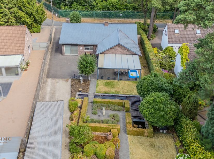 Bent u op zoek naar een goed onderhouden, gelijkvloerse woning met een ruime tuin en alle comfort? Dan is deze charmante vrijstaande bungalow in een b