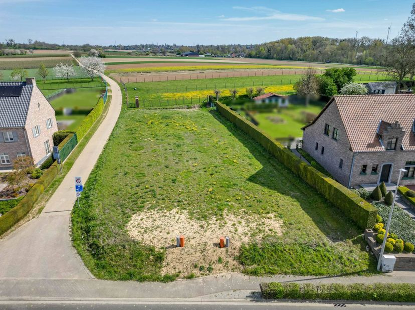 In de landelijke en gegeerde deelgemeente Rijkhoven bieden wij deze twee aantrekkelijke bouwgronden aan, rustig gelegen in de Bammestraat.<br />
De pe