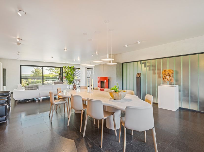 Deze woning verrast vanaf het eerste moment. Achter de discrete gevel schuilt een bijzonder ruim, modern en uiterst praktisch ingedeeld woonhuis waar