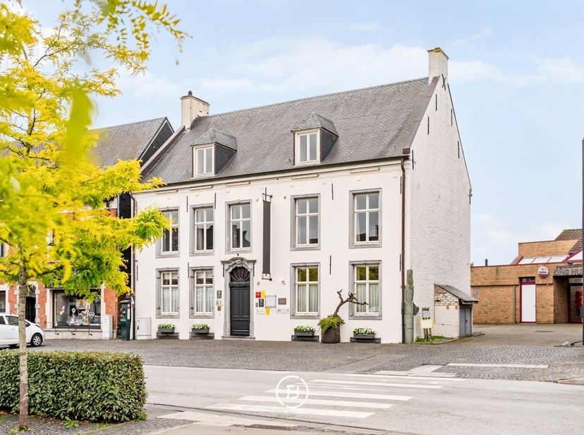 Ontdek op een toplocatie op de Markt van Sint-Kwintens-Lennik dit karaktervol, instapklaar horecapand.<br />
De huidige handelszaak en handelsnaam mak