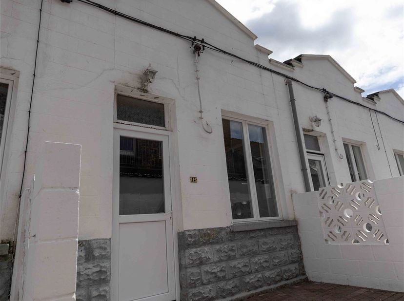 Informations et visites au 0475/399.592<br />
Appartement 1 chambre duplex, idéalement situé dans le centre de Charleroi à proximité de la place Char