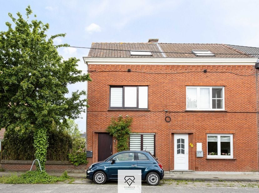 In een rustige straat in het geliefde Oostakker ontdekt u deze verrassend ruime woning met tal van mogelijkheden. Ideaal voor wie op zoek is naar een