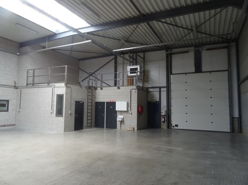 Dit bedrijfsgebouw van 513 m² aan de Seinhuisstraat 3 bus 8 in Genk bevindt zich in een verzorgd en professioneel KMO‑project in het hart van Genk‑Noo