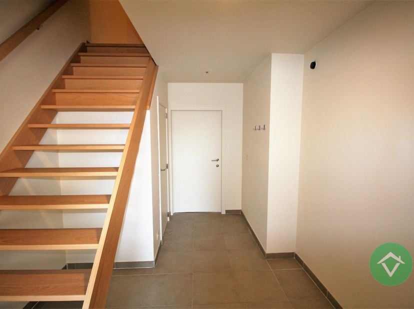 Deze woning is gelegen te Wijnendale (Torhout) en bestaat uit: inkomhal - toilet - living - keuken - wasplaats - berging - garage - terras - tuin - na