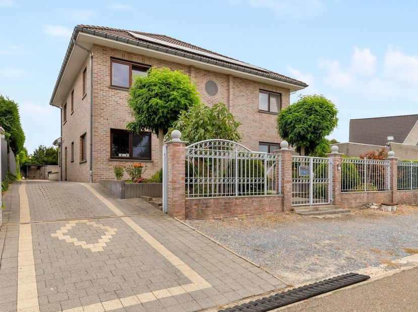 Op een rustige en aangename locatie aan de Kessensteeg in Veldwezelt vinden we deze ruime villa terug. Een woning die vooral opvalt door haar veelzijd