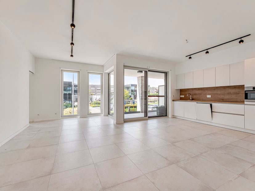 Dit recent en energiezuinig appartement is gelegen op wandelafstand van de grote markt en werd gebouwd in 2021.<br />
*mogelijkheid tot aankoop staanp
