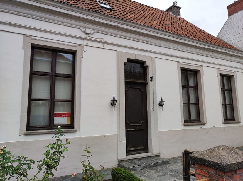 TE RENOVEREN UNIEK PAND -<br />
Uniek pand bestaande uit 2 woonhuizen met mooie tuin en garages. <br />
