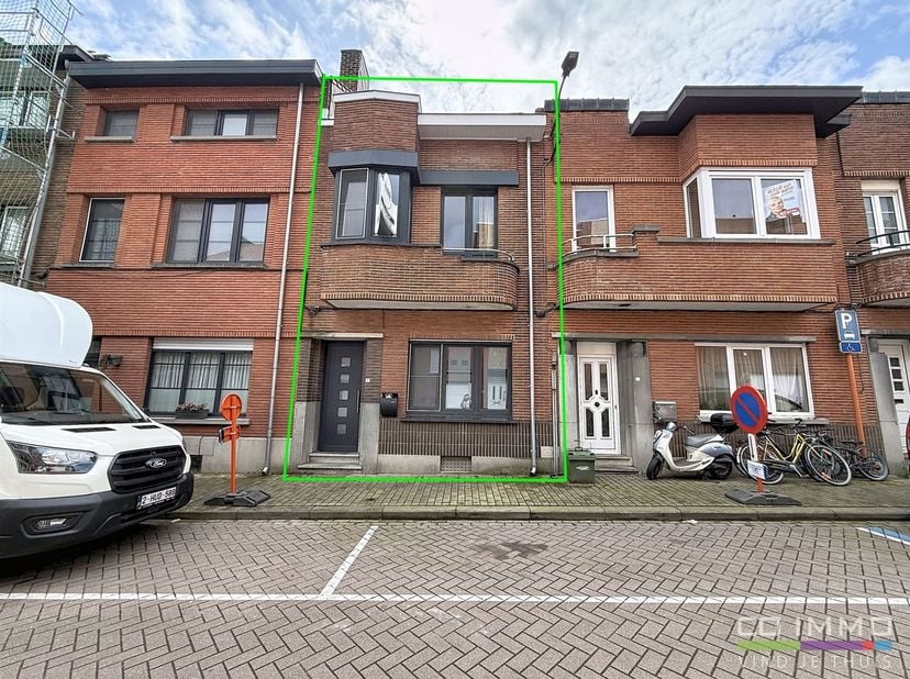 Voir la visite virtuelle de ce bien sur le site de Co Immo.<br />
Belle propriété de départ ou d'investissement à Tienen<br />
Cette maison a été bi