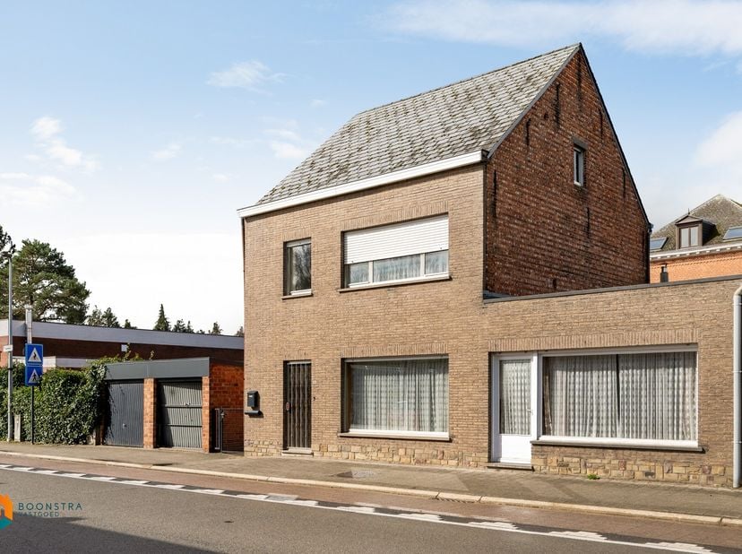 Op een uitstekende locatie in het centrum van Grootlo bevindt zich deze te renoveren woning met 3 slaapkamers, tuin en 2 garages. U geniet hier van ee